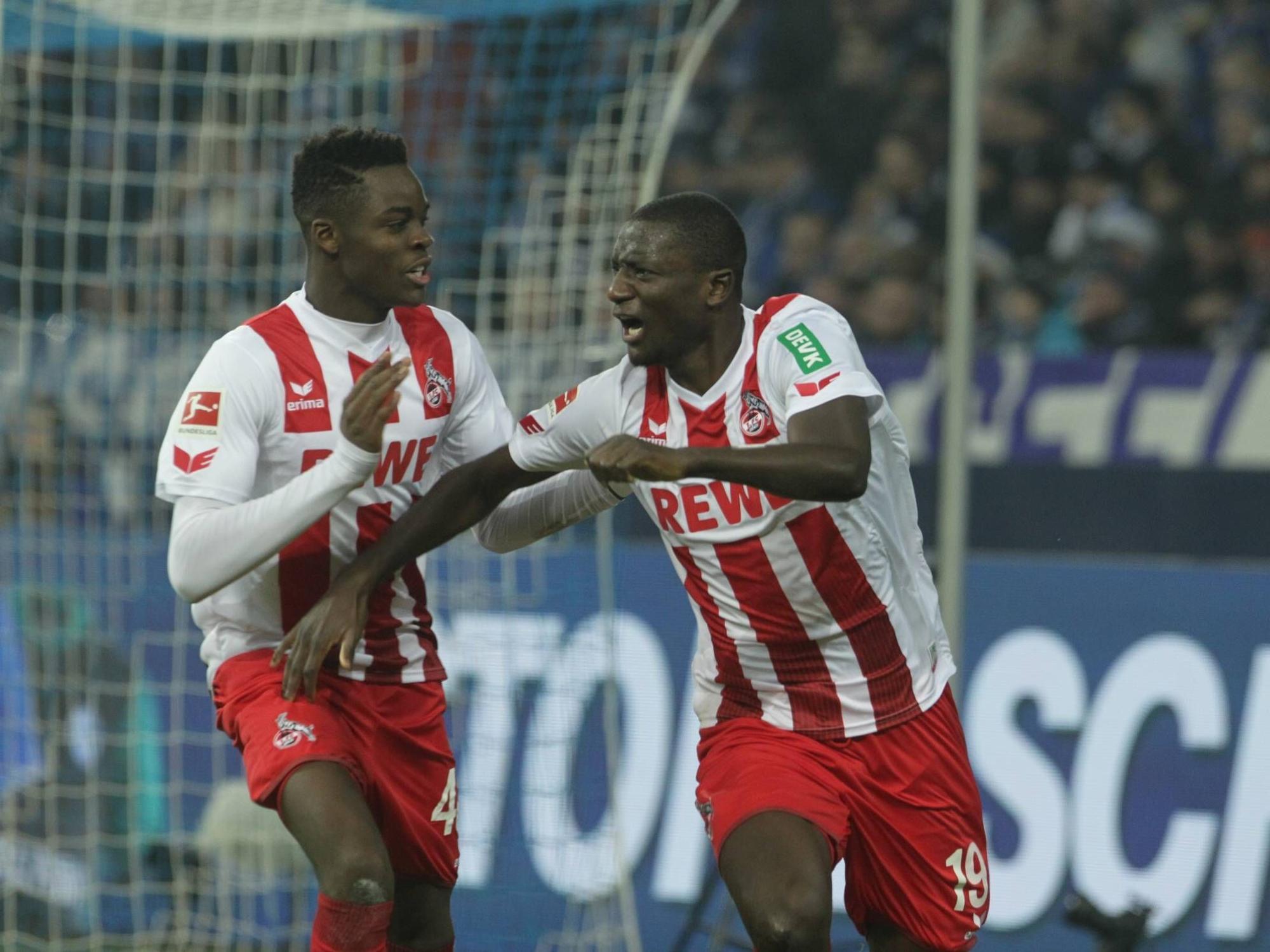Ex-FC-Talent Yann Bisseck (l.) bejubelt gemeinsam mit Serhou Guirassy dessen Treffer zum 1:1 gegen Schalke..
