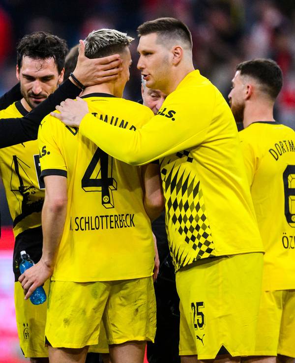 Edin Terzic beglückwünscht sein Abwehr-Duo Mats Hummels (2.v.l.) und Nico Schlotterbeck (M.) für die starke Leistung beim BVB-Sieg beim FC Bayern.