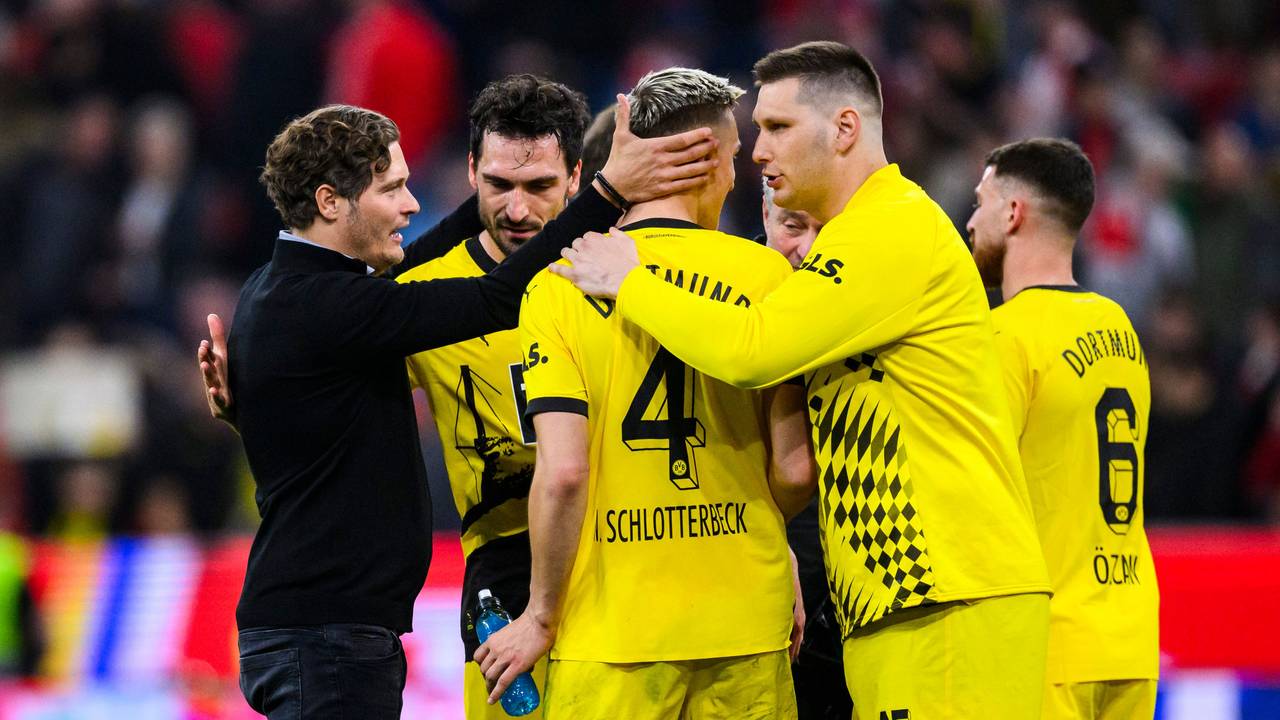 Edin Terzic beglückwünscht sein Abwehr-Duo Mats Hummels (2.v.l.) und Nico Schlotterbeck (M.) für die starke Leistung beim BVB-Sieg beim FC Bayern.