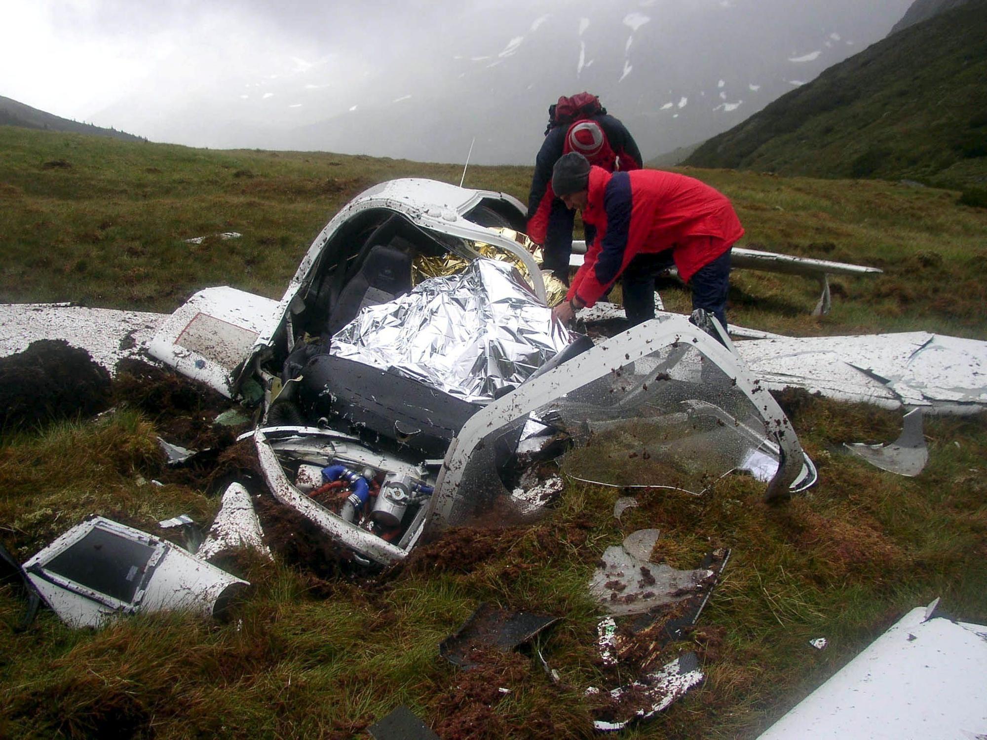 Das Foto von dem Absturz eines Kleinflugzeugs in den Alpen stammt aus dem Jahr 2005