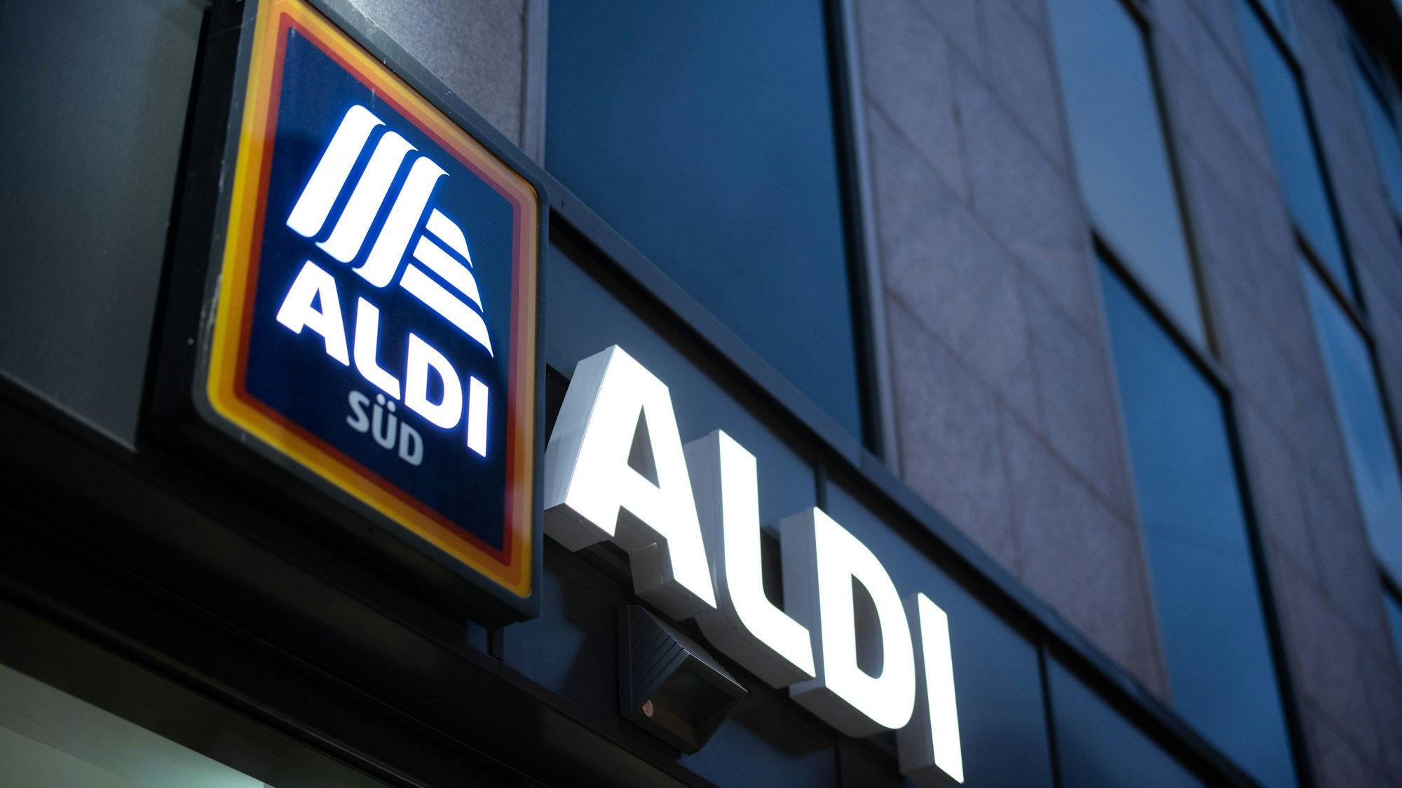Das Logo einer Aldi Süd Filiale.