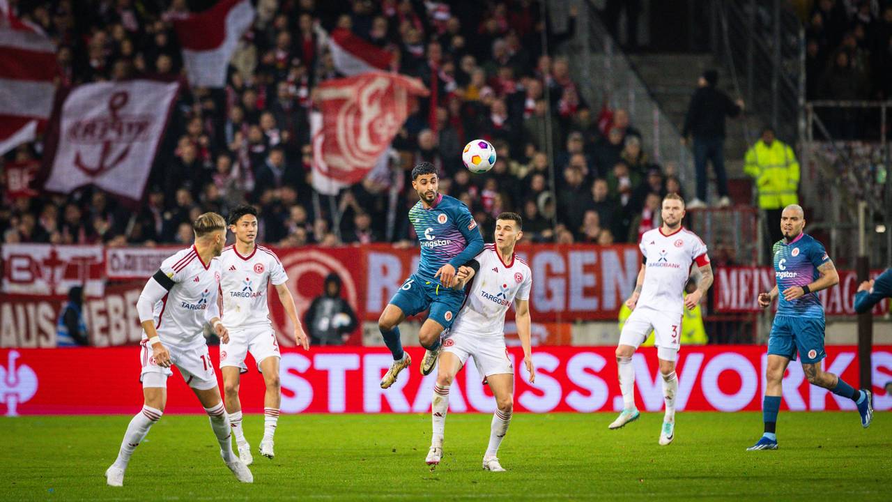 Elias Saad im Zweikampf mit Yannik Engelhardt.