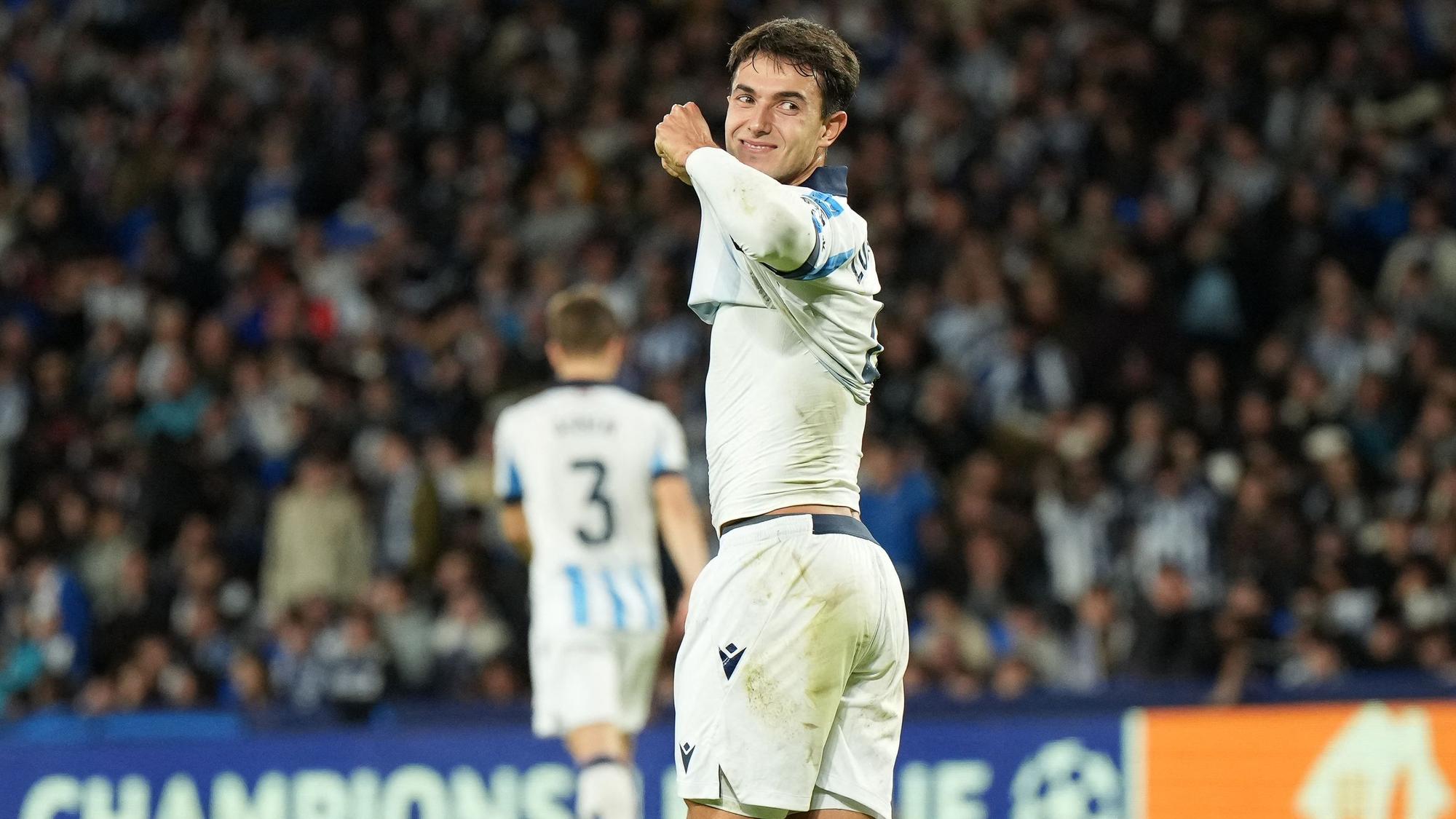 Martín Zubimendi blickt sich bei einem Spiel von Real Sociedad über die Schulter.