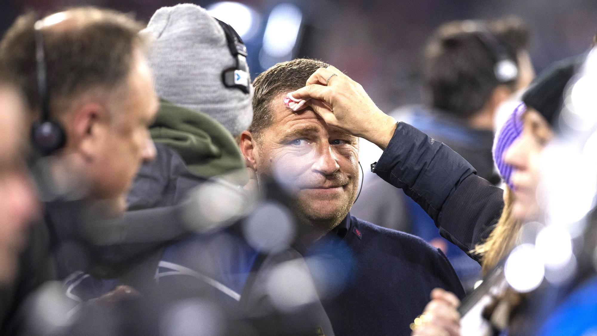 Max Eberl wird vor einem TV-Interview am Rande eines Spiels des FC Bayern abgetupft.