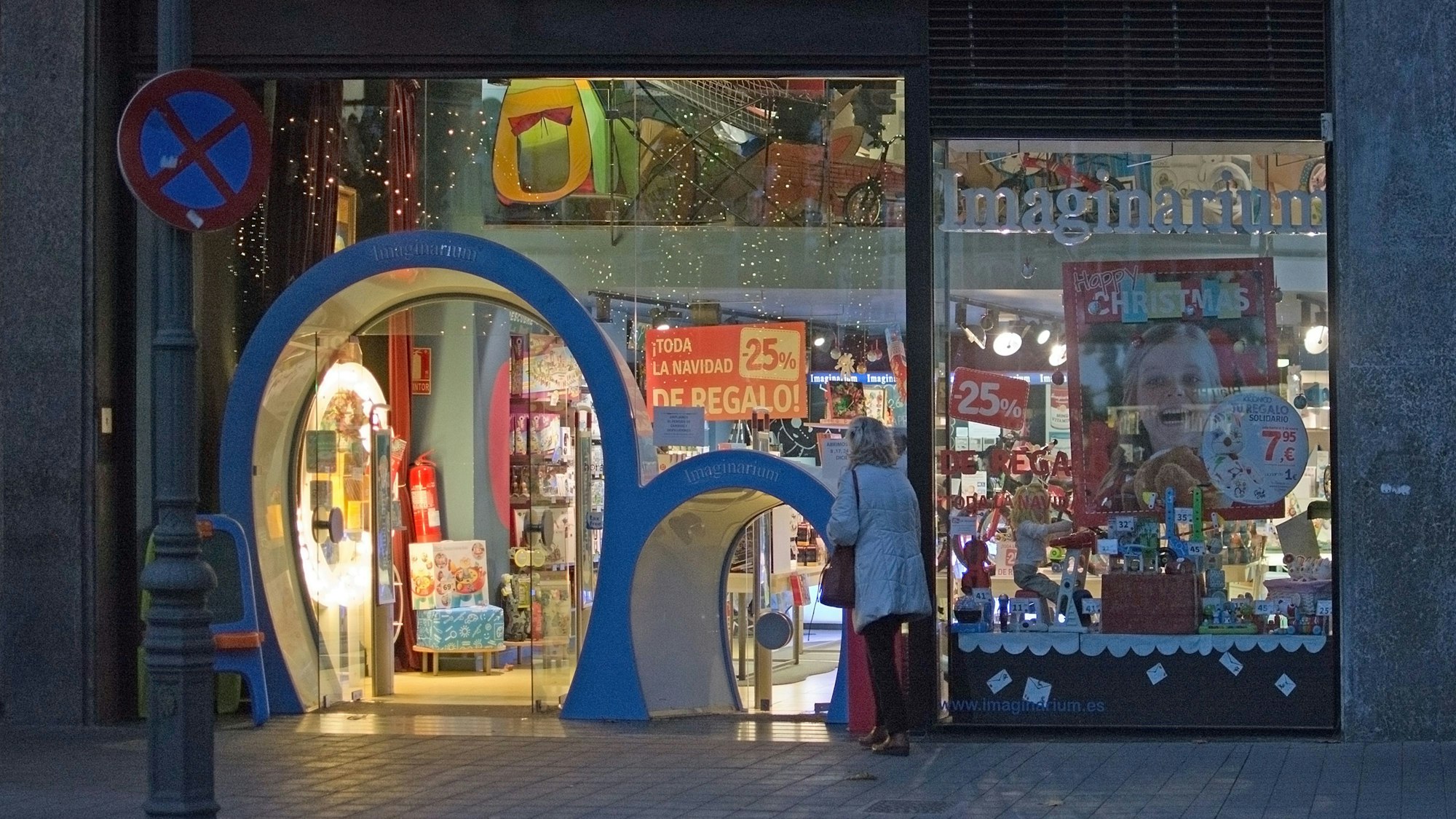 Blick auf eine beleuchtete Filiale der Spielwarenkette Imaginarium in Palma de Mallorca.
