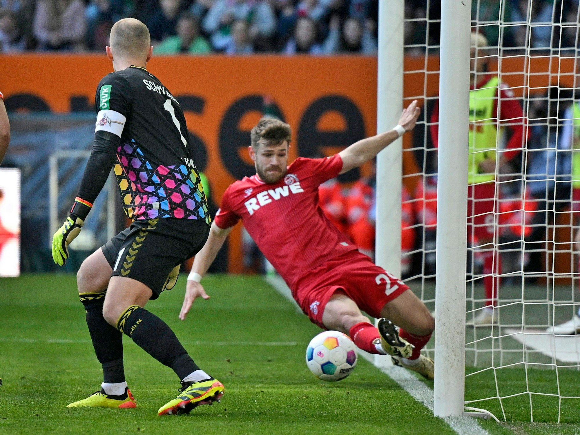Jan Thielmann grätscht einen Ball von der Linie. Marvin Schwäbe schaut zu.
