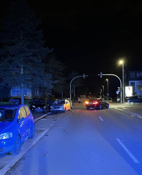 Fünf beschädigte Autos nach Unfall in Bergisch Gladbach. Foto in der Nacht aufgenommen.