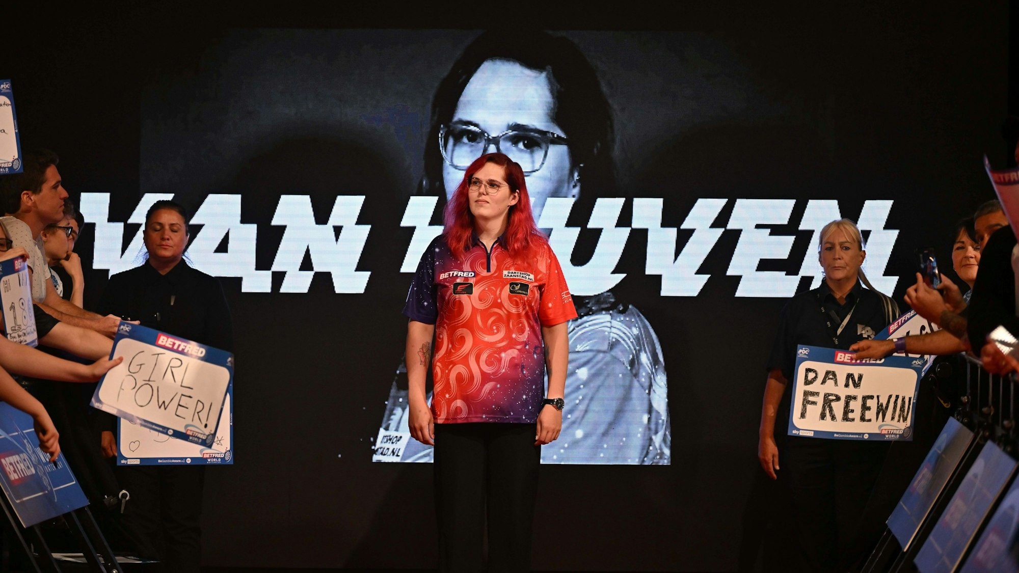 Darts-Spielerin Noa-Lynn van Leuven vor ihrem Gang auf die Bühne bei einem Match.