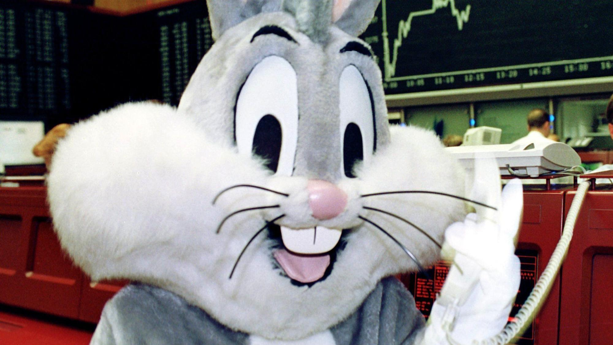 Die Comicfigur "Bugs Bunny" rührt im Mai 2000 im Handelssaal der Frankfurter Wertpapierbörse für den Börsengang der United Labels AG aus Münster die Werbetrommel.
