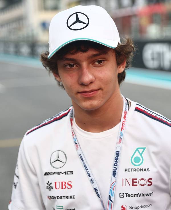 Andrea Kimi Antonelli mit Mercedes-Kappe an der Rennstrecke.