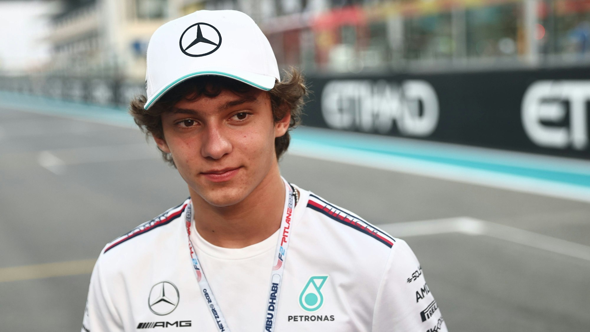 Andrea Kimi Antonelli mit Mercedes-Kappe an der Rennstrecke.