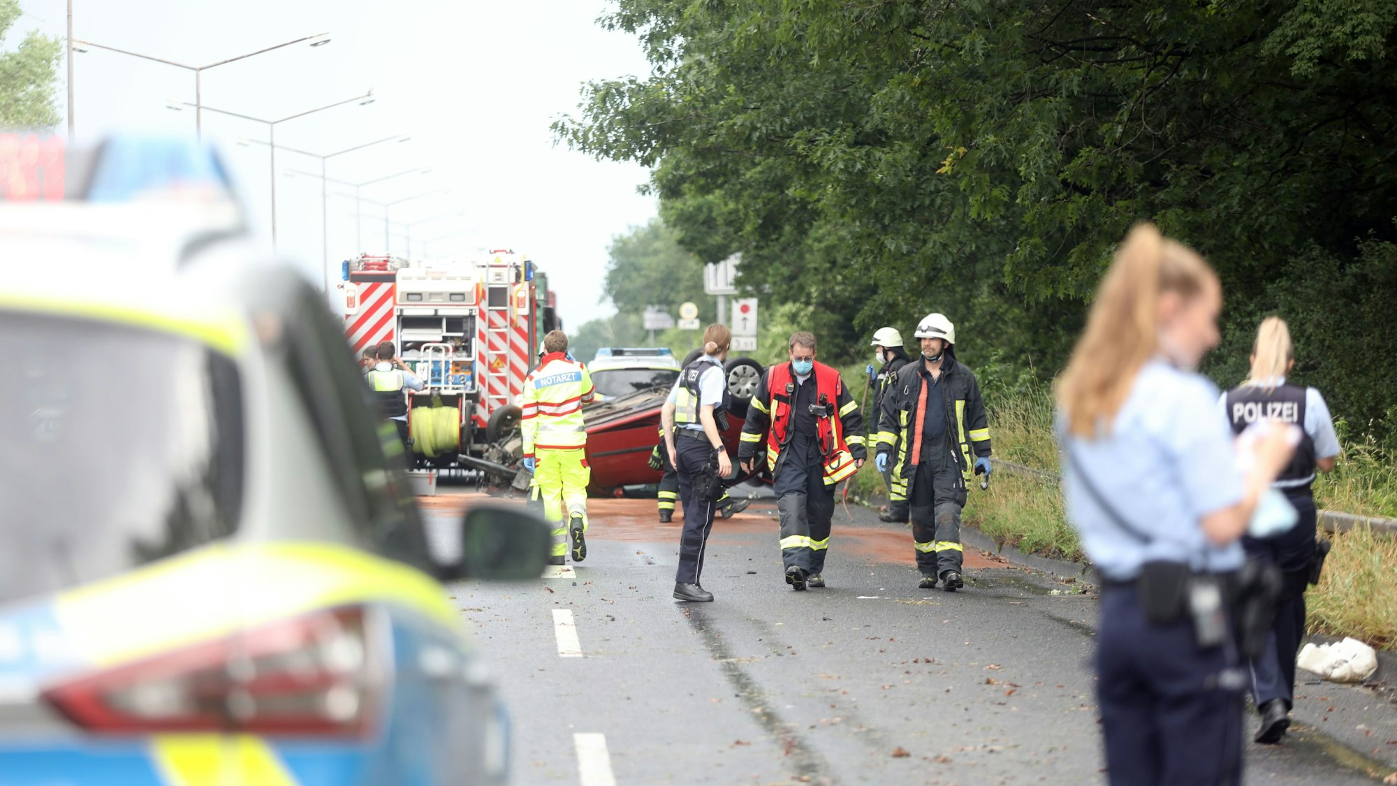 Foto von Polizei und Rettungskräften nach einem Autounfall in Köln.