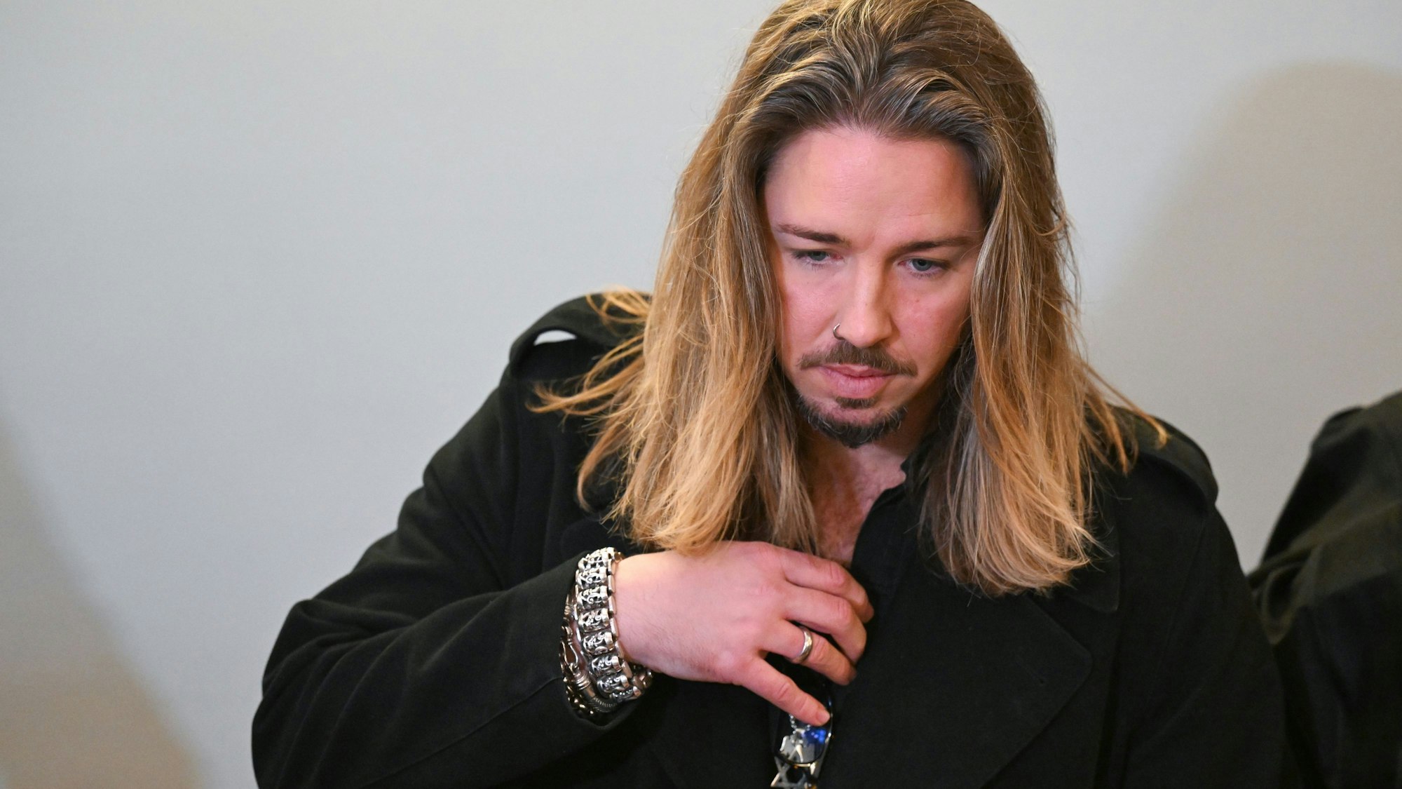 Der deutsche Rockmusiker Gil Ofarim steht im November 2023 im Saal des Landgerichts in Leipzig.