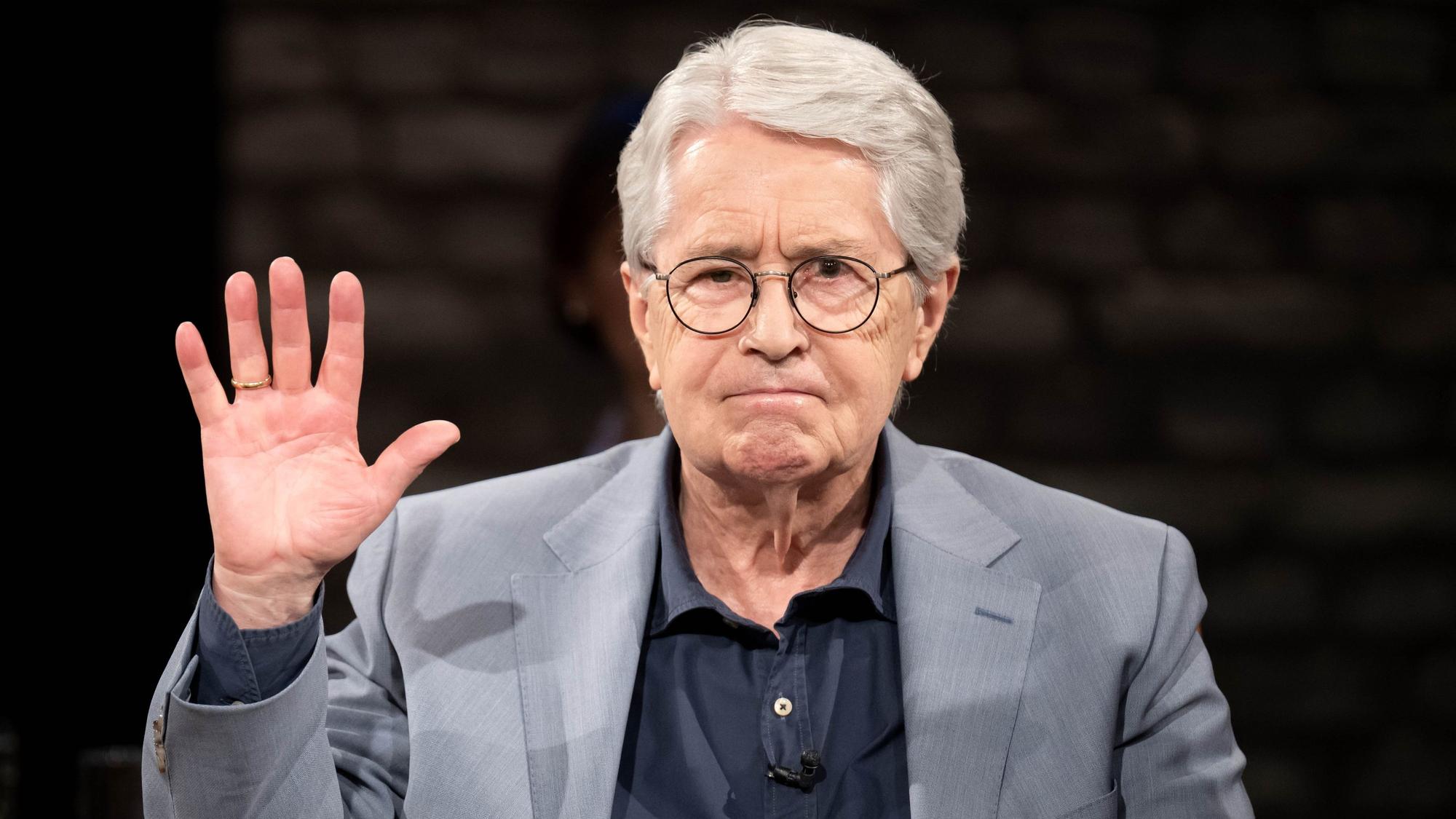 Frank Elstner, Showmaster und Fernsehmoderator, bei der Aufzeichnung der Radio Bremen Talkshow „3nach9“.