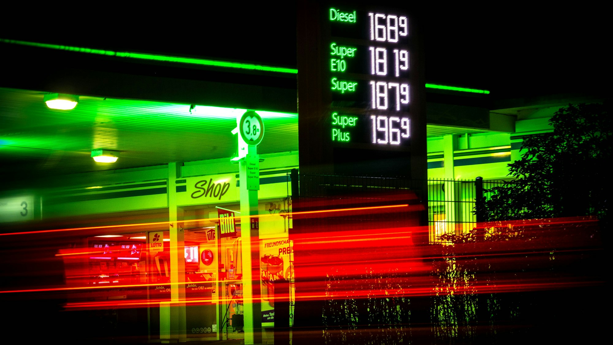 Die Kraftstoffpreise sind an einer Tankstelle dargestellt (Symbolbild): Benzin wird immer teurer.