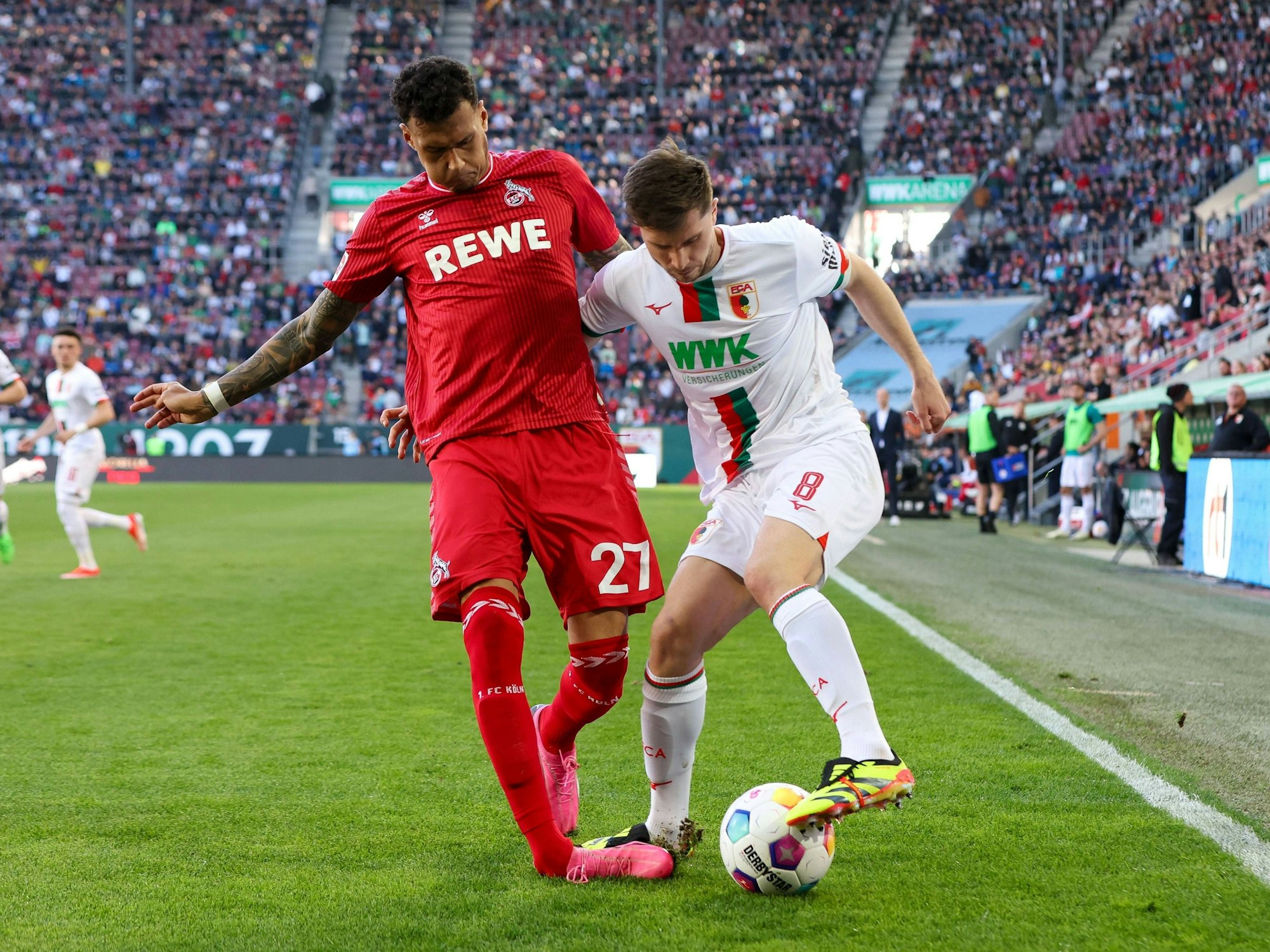 Davie Selke vom 1. FC Köln im Zweikampf mit Elvis Rexhbecaj (FC Augsburg).