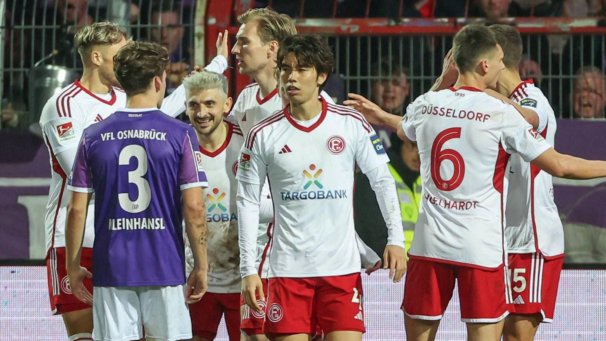 Ao Tanaka freut sich mit seinen Mitspielern bei Fortuna Düsseldorf über ein Tor.