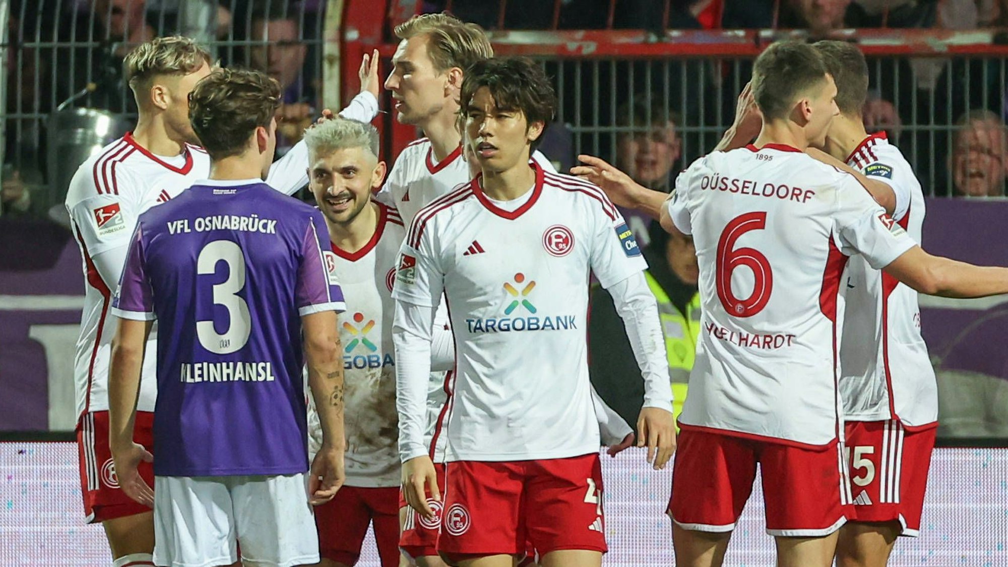 Ao Tanaka freut sich mit seinen Mitspielern bei Fortuna Düsseldorf über ein Tor.