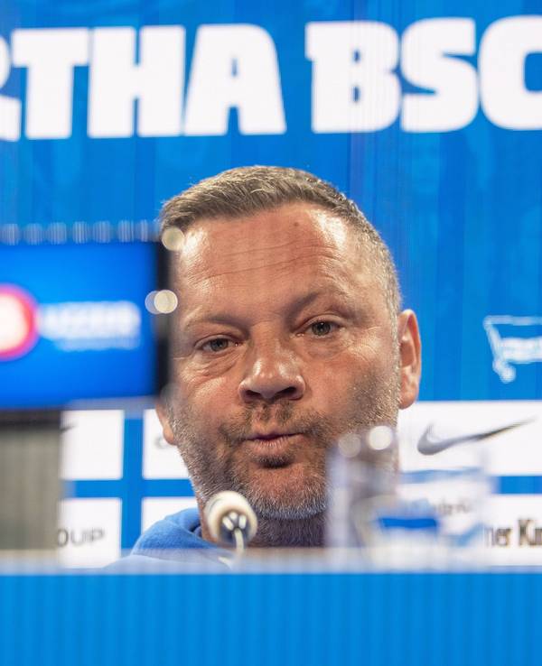 Pal Dardai verzieht bei einer Pressekonferenz das Gesicht.