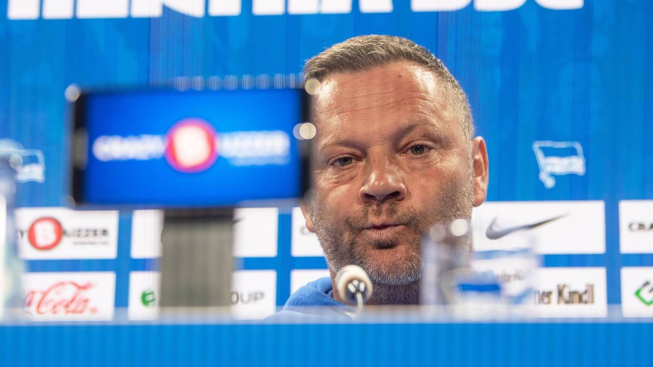 Pal Dardai verzieht bei einer Pressekonferenz das Gesicht.