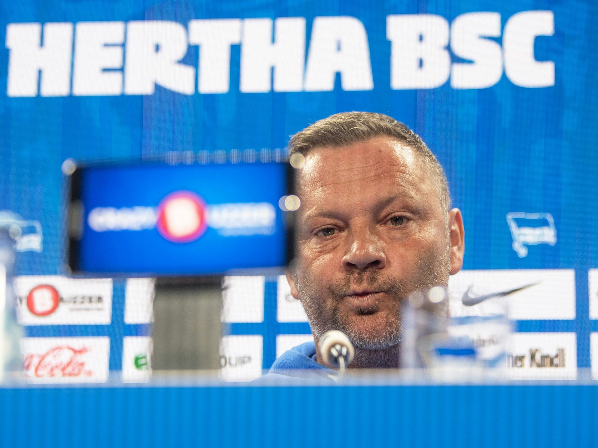 Pal Dardai verzieht bei einer Pressekonferenz das Gesicht.