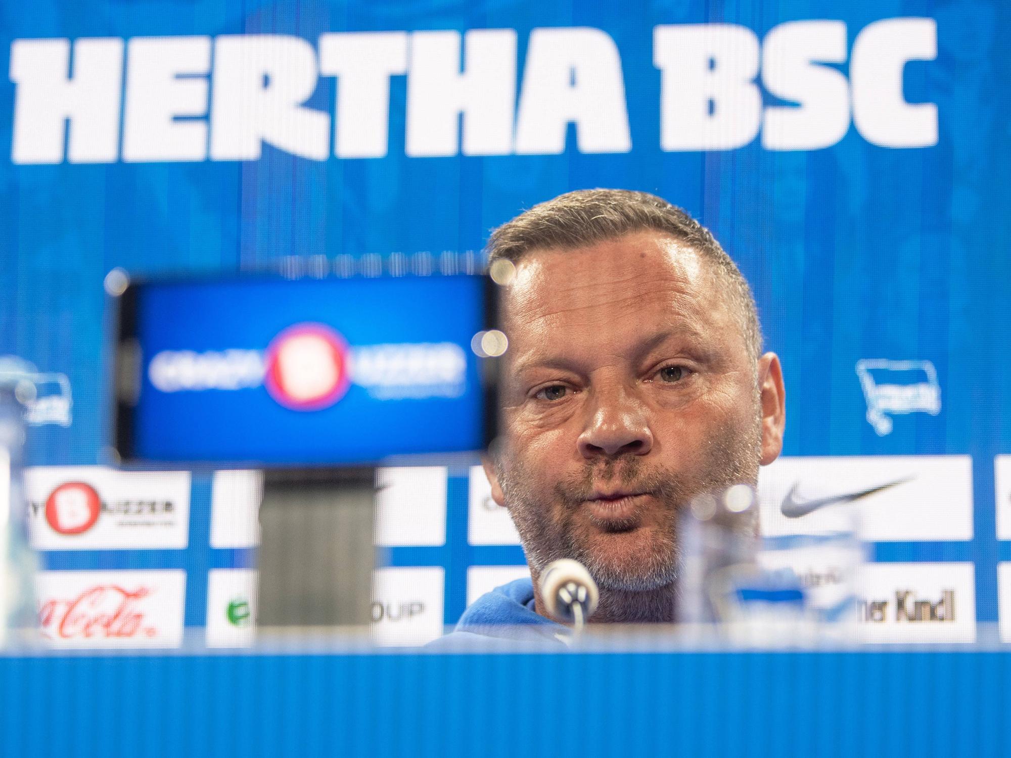 Pal Dardai verzieht bei einer Pressekonferenz das Gesicht.