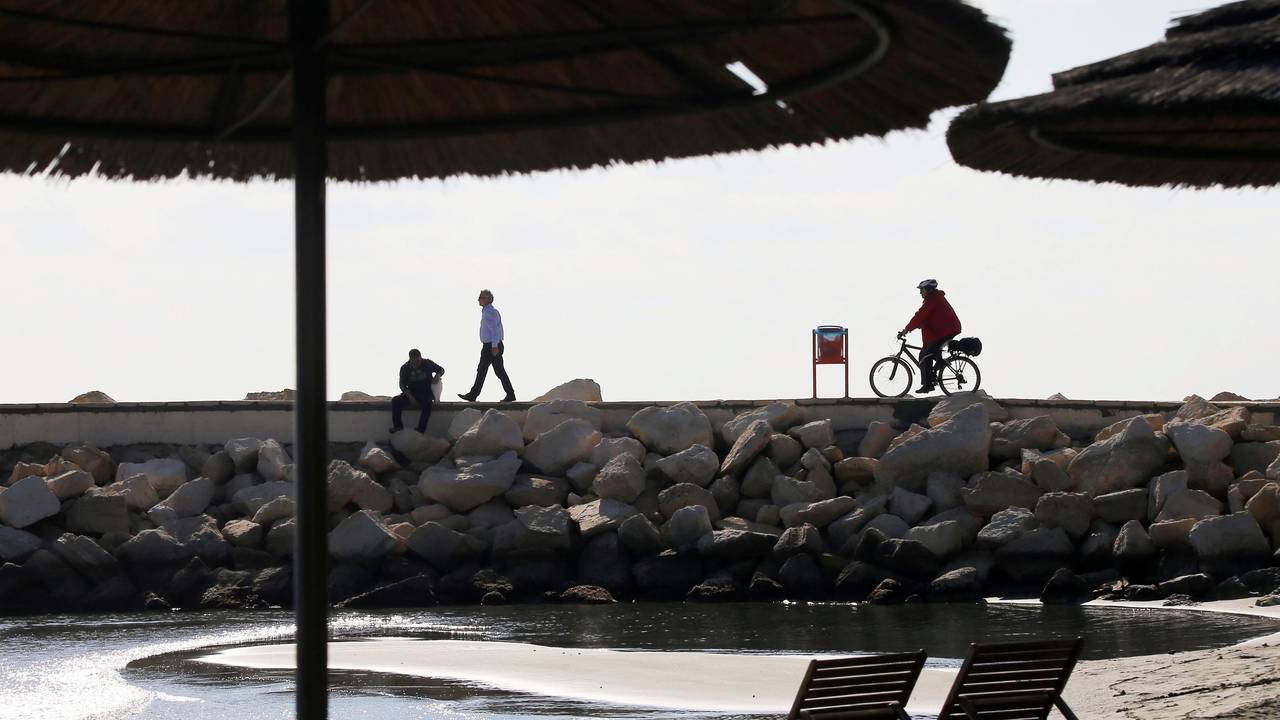 Ein Mann radelt an einem warmen Tag am Meer in Limassol, Zypern, 12. Dezember 2016.