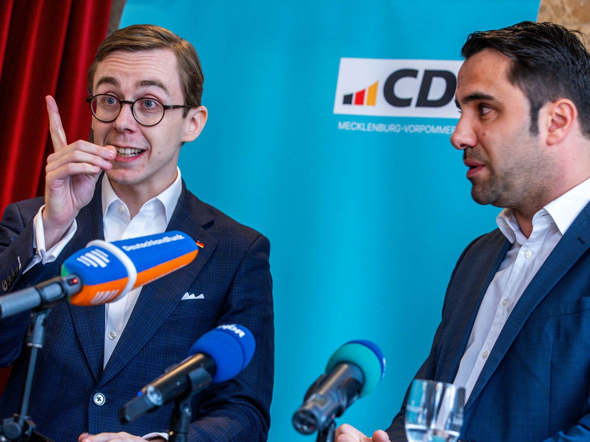 Philipp Amthor (l., CDU) beantwortet mit dem designierte Landesvorsitzenden der CDU, Daniel Peters, bei einer Pressekonferenz die Fragen von Medienvertreterinnen und -vertretern.