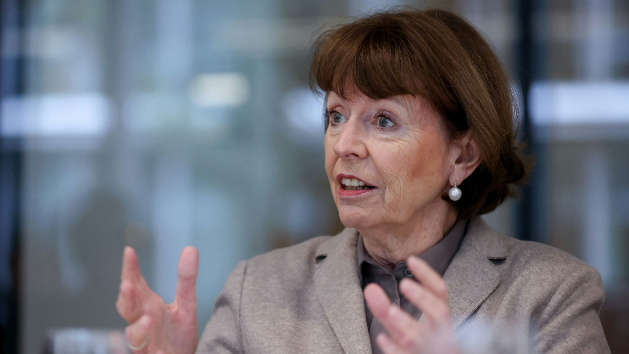 Henriette Reker, Oberbürgermeisterin der Stadt Köln, gestikuliert bei einem Gesprächstermin.