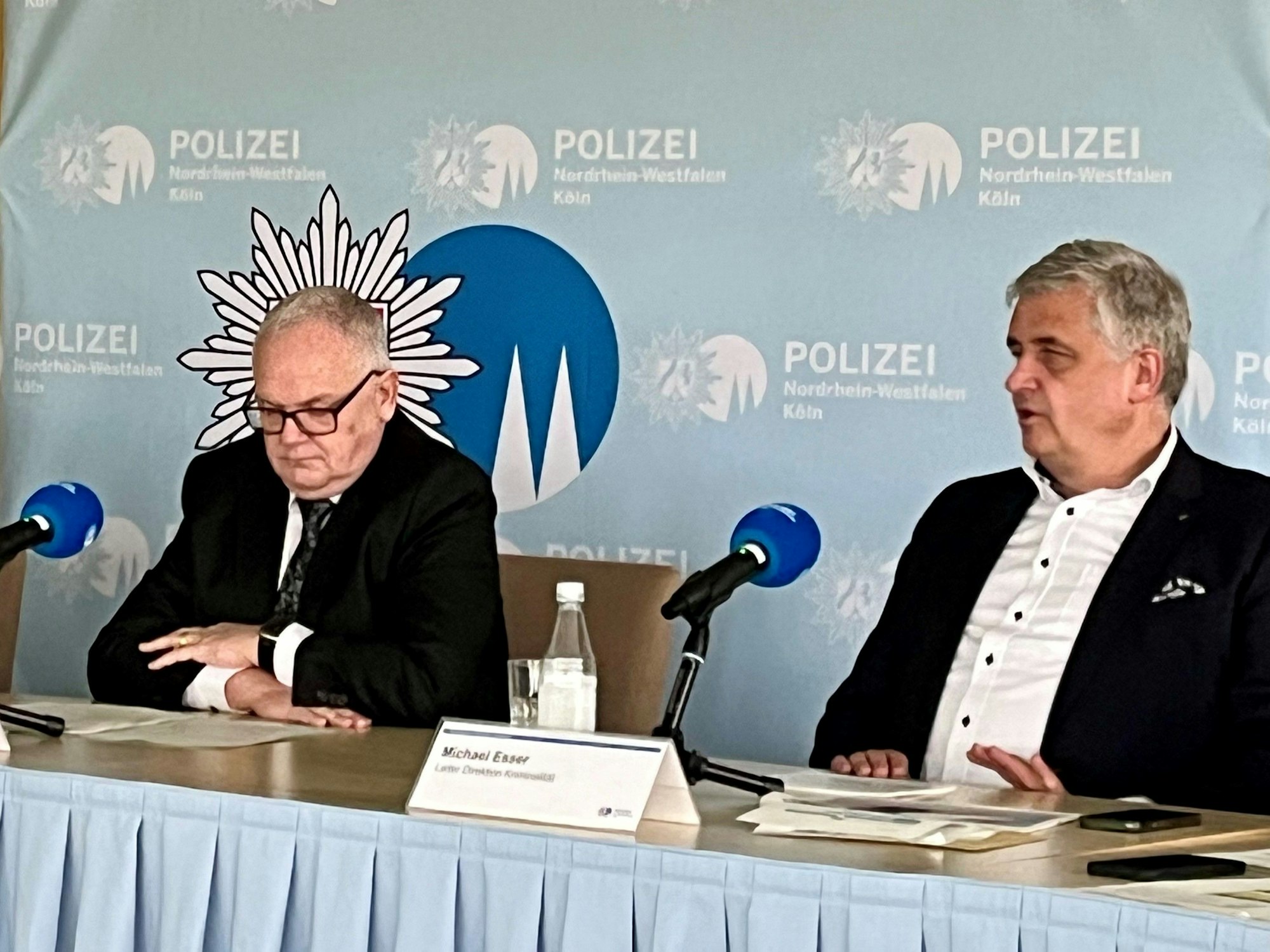 Zwei Männer sitzen an einem Tisch.