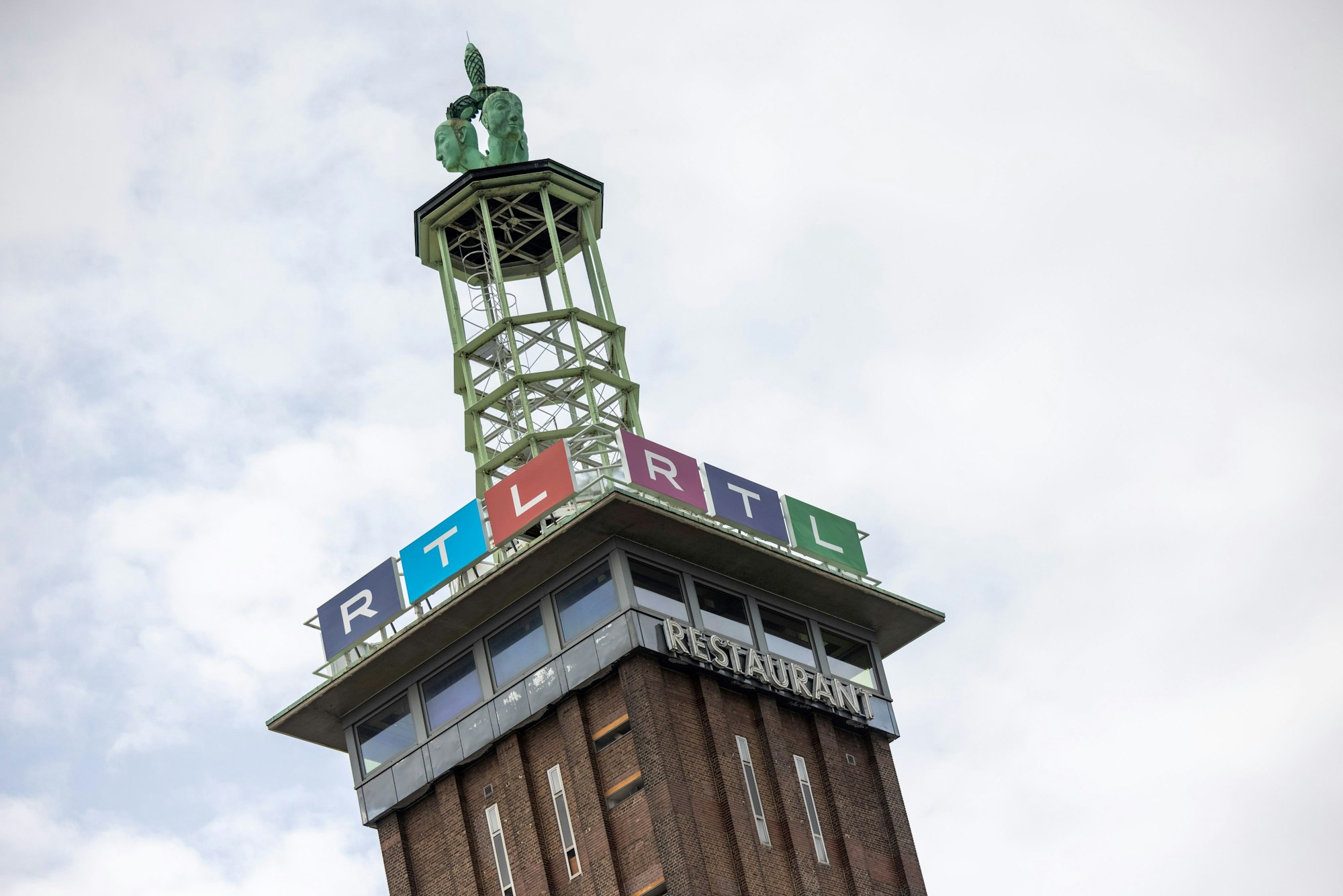 Das Logo des Privatsenders RTL ist an dem ehemaligen Messeturm vor dem Sendezentrum in Köln zu sehen.