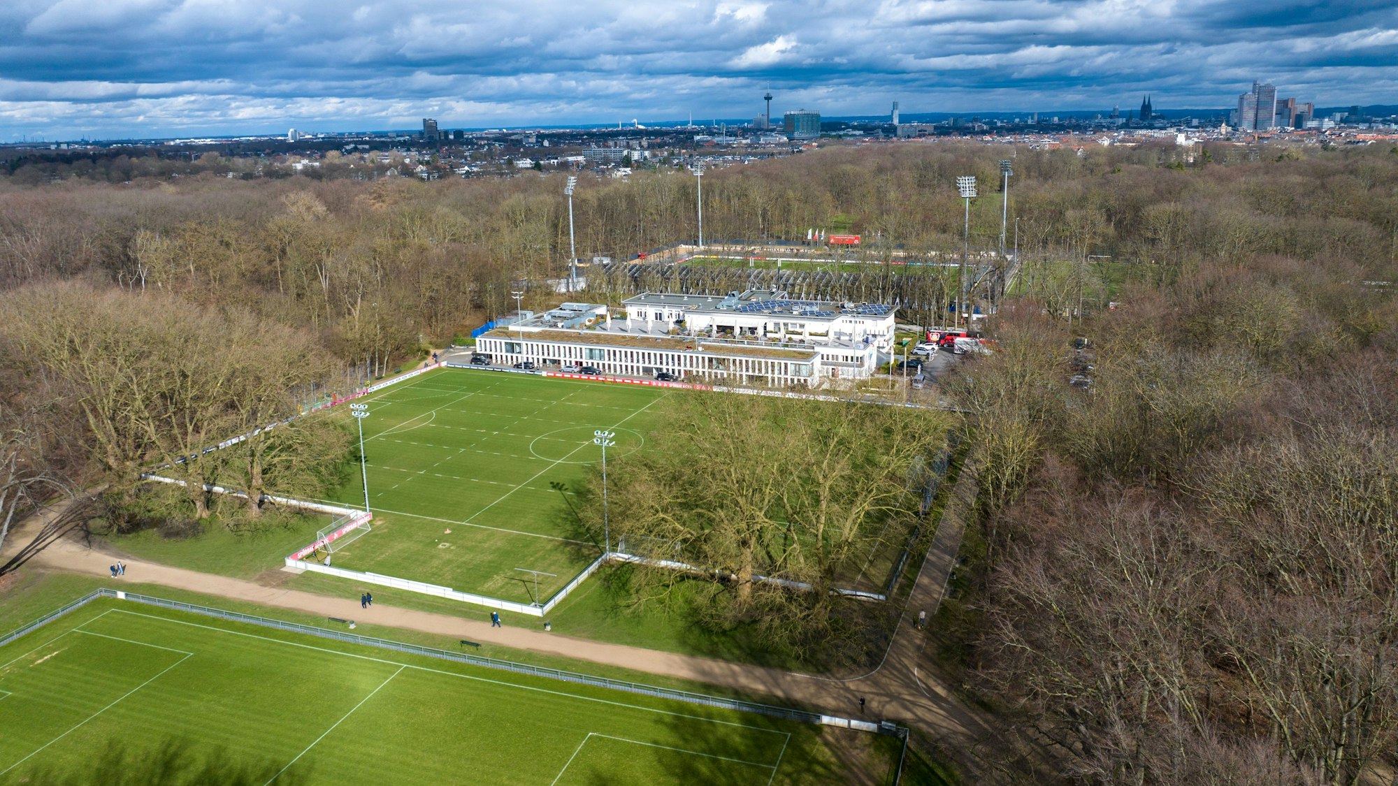 Das Geißbockheim und der Rhein-Energie-Sportpark, derzeit die Heimat des 1. FC Köln.