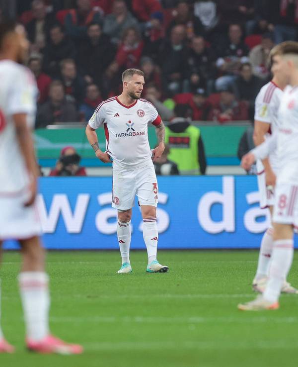 Die Spieler von Fortuna Düsseldorf stehen beim Spiel in Leverkusen enttäuscht auf dem Platz.