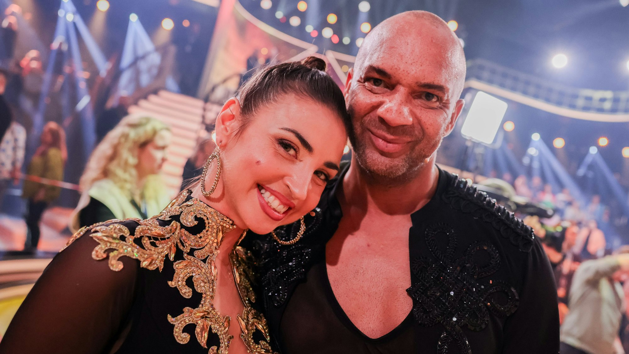 Ekaterina Leonova und Detlef Sosst lächeln in die Kamera.