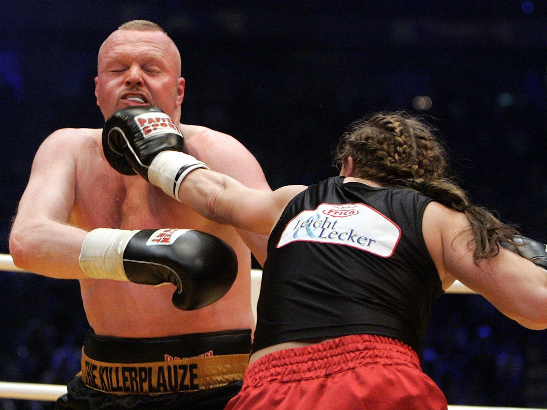 Stefan Raab und Regina Halmich kämpfen.