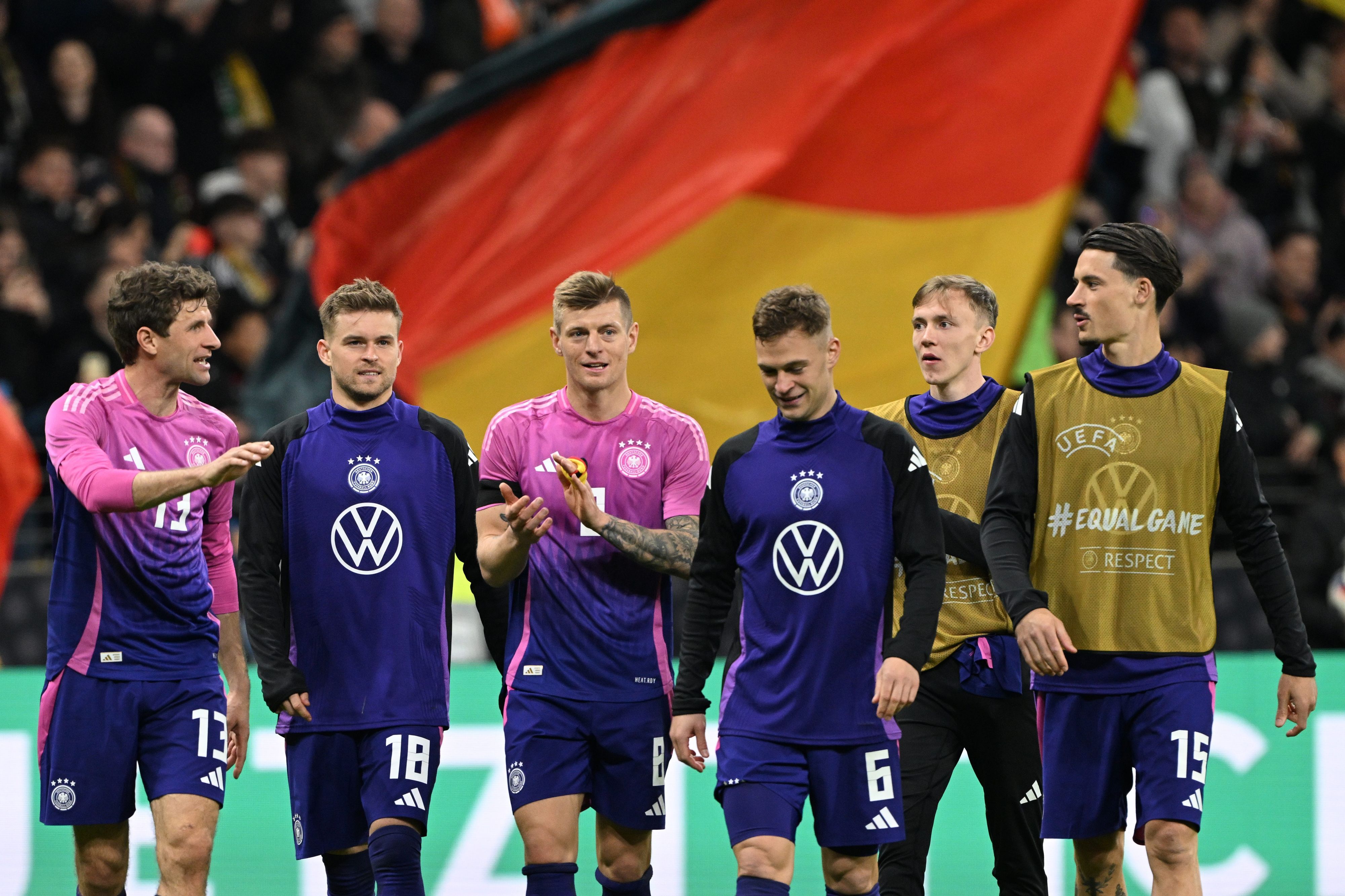 Deutschlands Thomas Müller (l-r), Maximilian Mittelstädt, Toni Kroos, Joshua Kimmich, Maximilian Beier und Robin Koch laufen nach dem 2:1-Sieg über den Rasen.