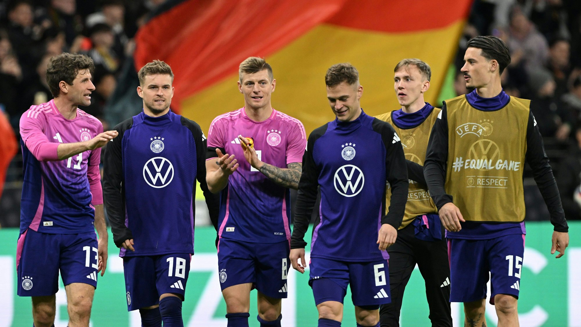 Deutschlands Thomas Müller (l-r), Maximilian Mittelstädt, Toni Kroos, Joshua Kimmich, Maximilian Beier und Robin Koch laufen nach dem 2:1-Sieg über den Rasen.