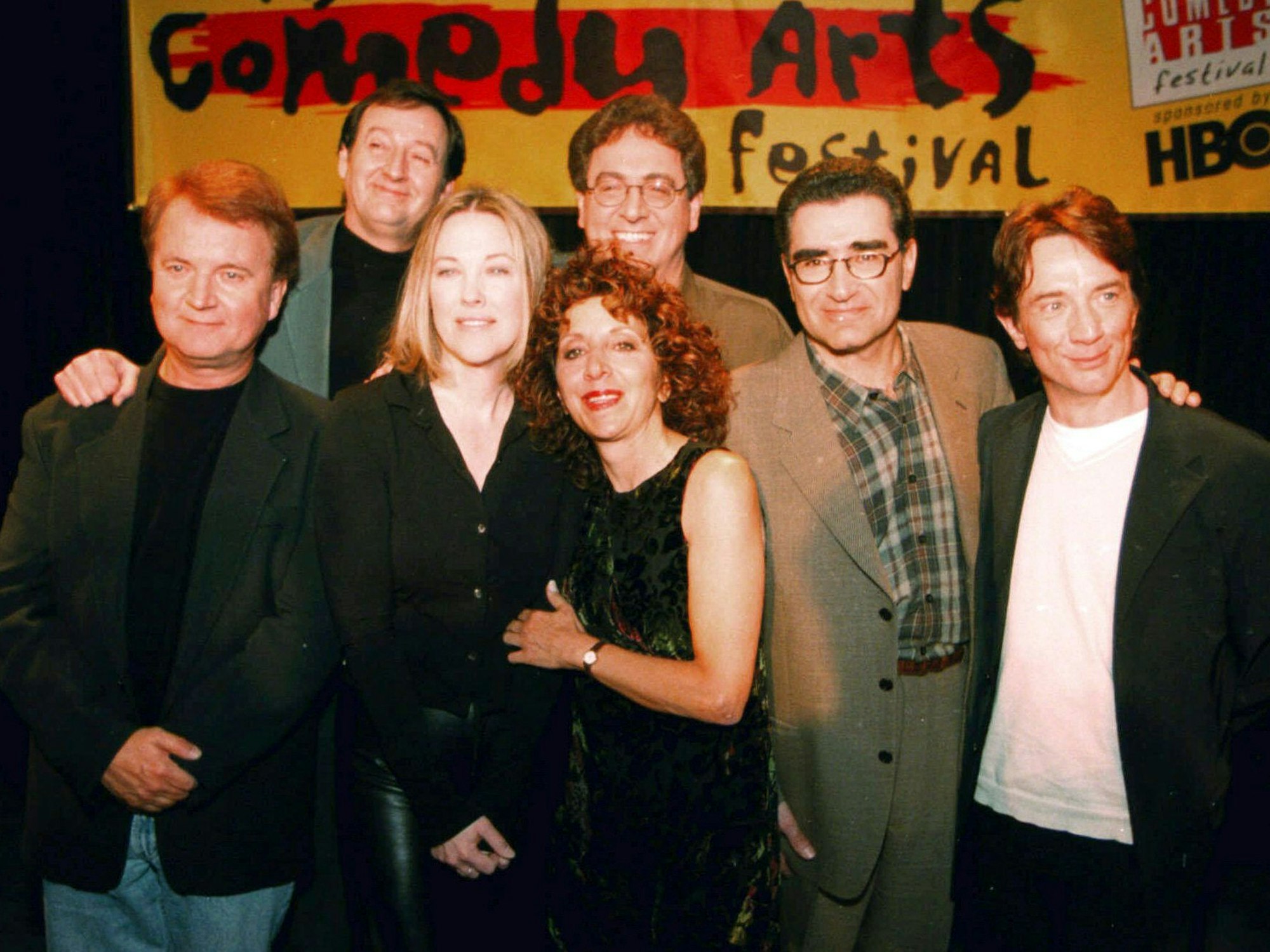 Die ehemaligen Darsteller der kanadischen Sketch-Serie „SCTV“ nehmen im Jahr 1999 am U.S. Comedy Arts Festival teil. Im Vordergrund: Dave Thomas, Joe Flaherty, Catherine O'Hara, Andrea Martin (l-r). Dahinter: Harold Ramis, Eugene Levy und Martin Short.
