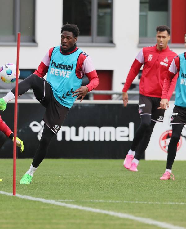 Training beim 1. FC Köln: Faride Alidou, Davie Selke und Denis Huseinbasic (v.l.n.r.) vor Torhüter Marvin Schwäbe (l.).
