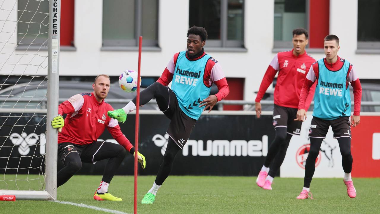 Training beim 1. FC Köln: Faride Alidou, Davie Selke und Denis Huseinbasic (v.l.n.r.) vor Torhüter Marvin Schwäbe (l.).