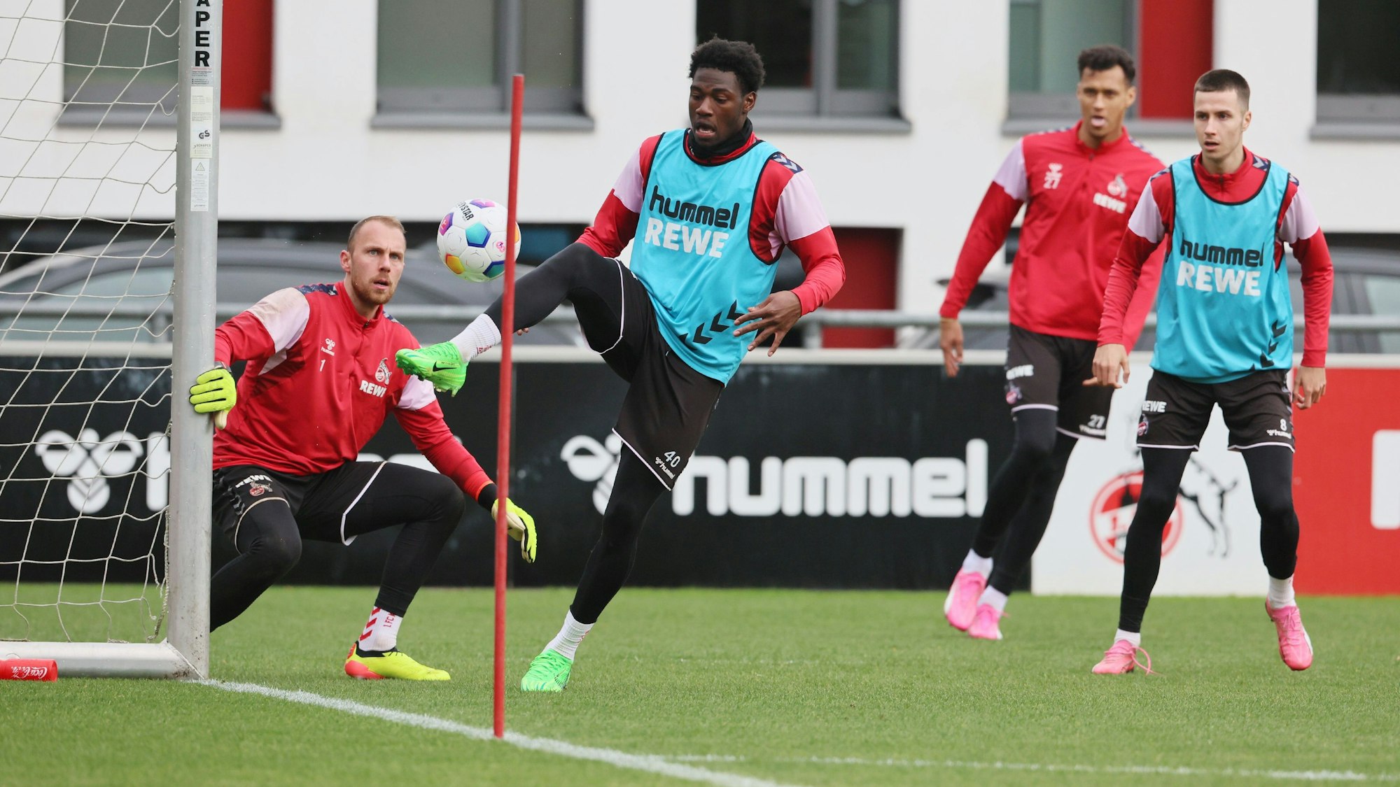 Training beim 1. FC Köln: Faride Alidou, Davie Selke und Denis Huseinbasic (v.l.n.r.) vor Torhüter Marvin Schwäbe (l.).