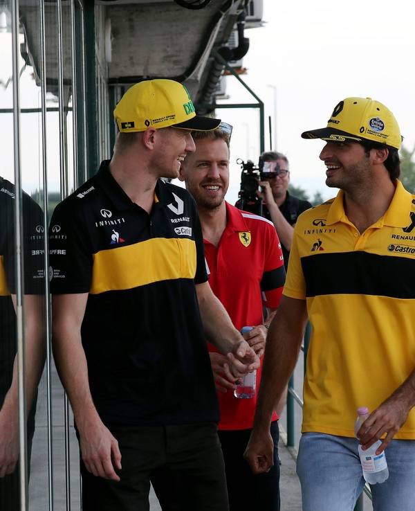 Nico Hülkenberg (l.) und Carlos Sainz sprechen im Fahrerlager. Auch der damalige Ferrari-Star Sebastian Vettel (M.) hat Spaß.