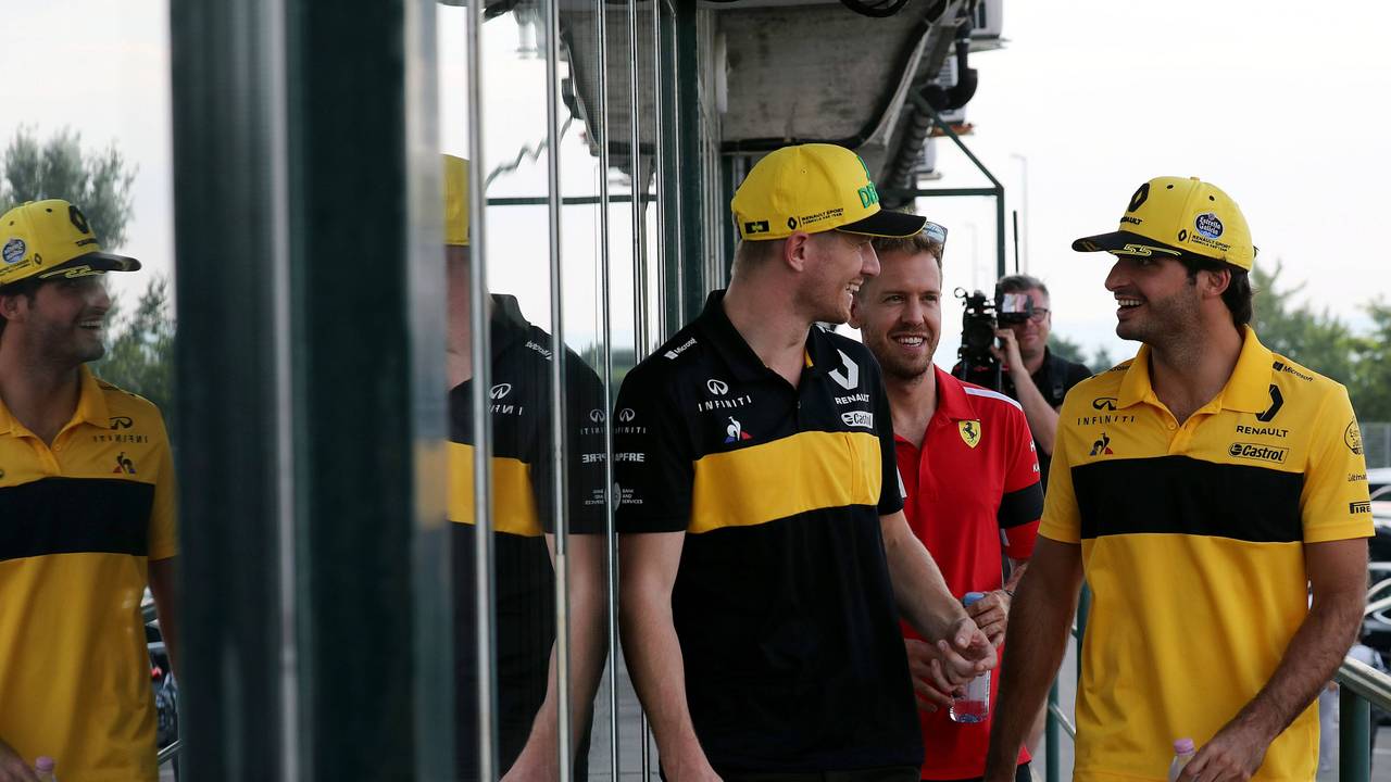 Nico Hülkenberg (l.) und Carlos Sainz sprechen im Fahrerlager. Auch der damalige Ferrari-Star Sebastian Vettel (M.) hat Spaß.