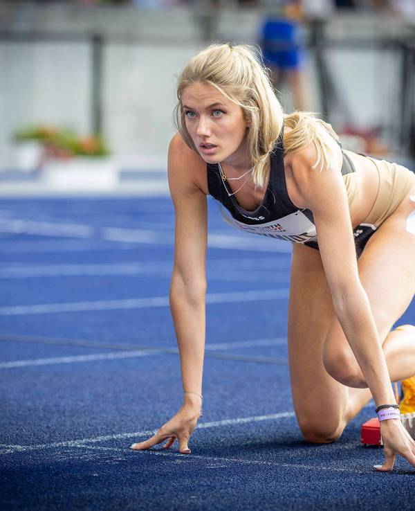 Alica Schmidt sitzt im Startblock.