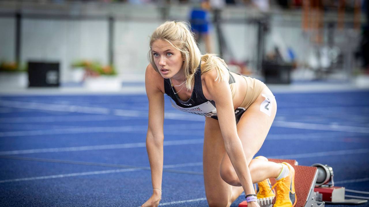 Alica Schmidt sitzt im Startblock.