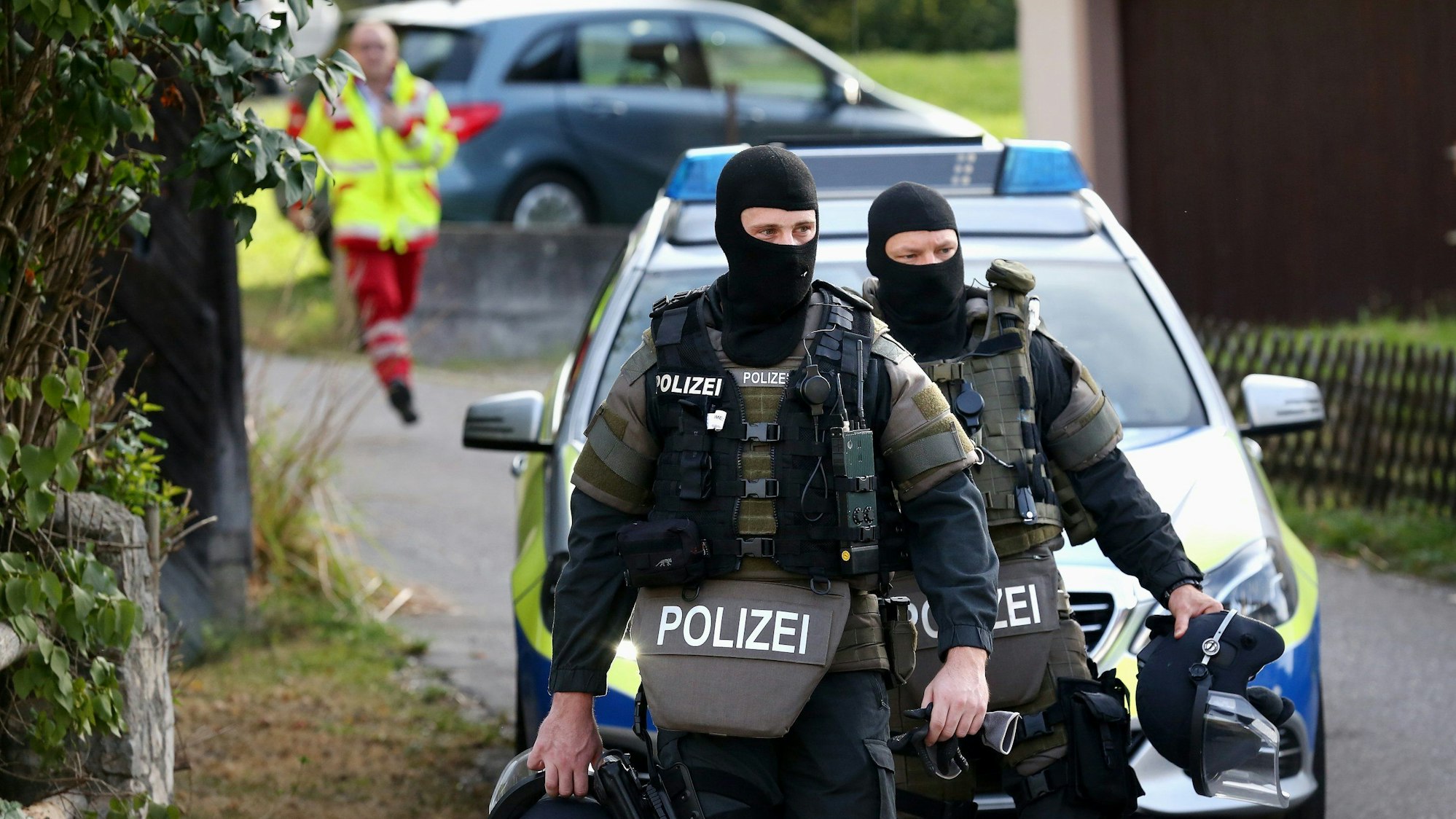 Beamte eines Spezialeinsatzkommandos (SEK) verlassen einen Tatort.