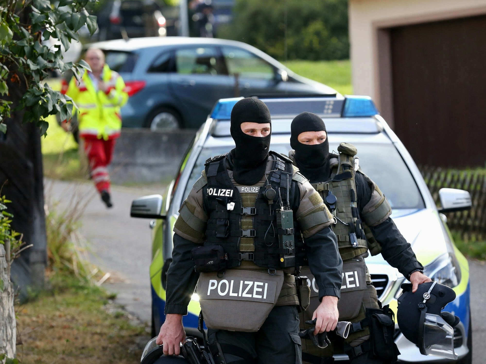 Beamte eines Spezialeinsatzkommandos (SEK) verlassen einen Tatort.