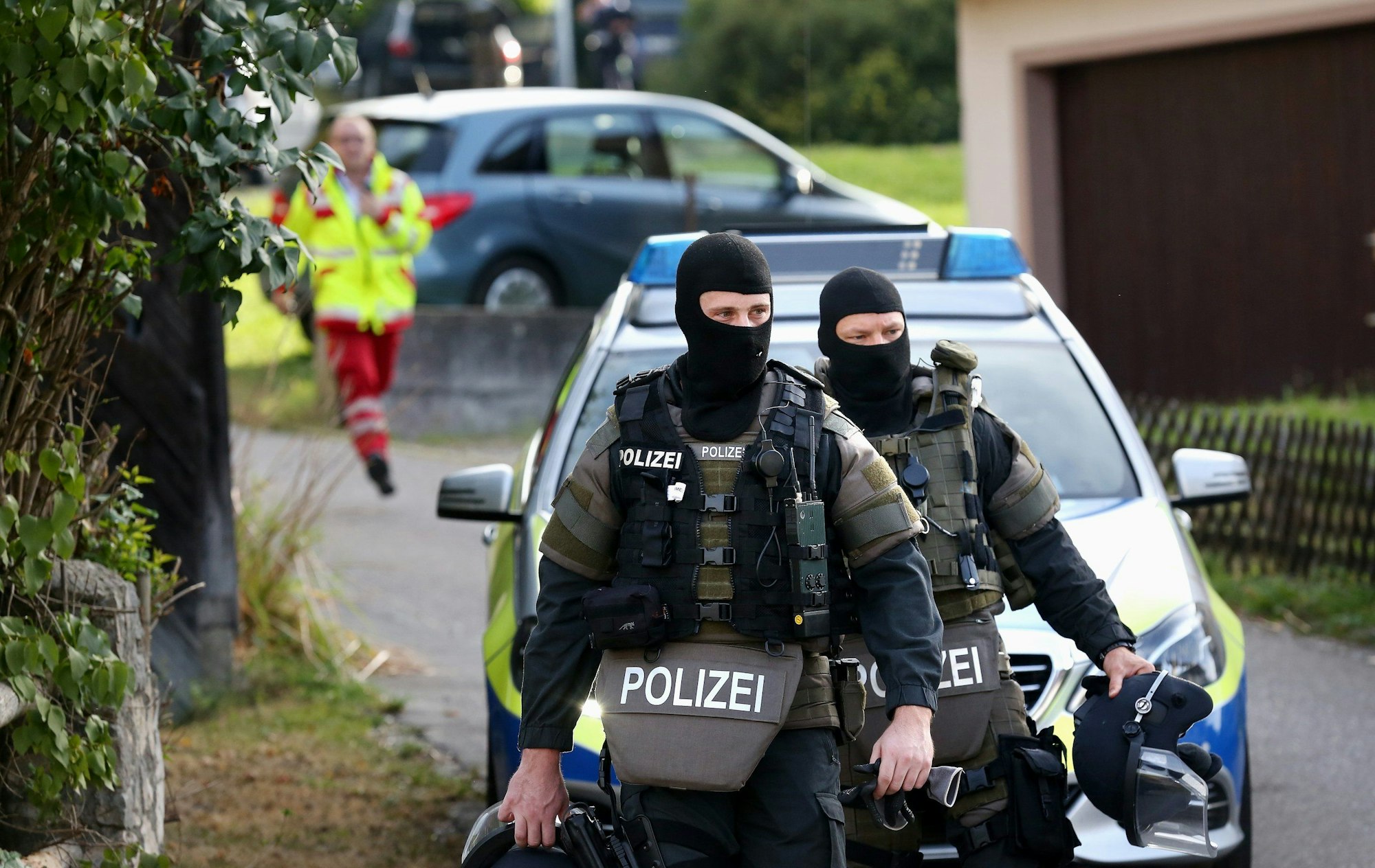 Beamte eines Spezialeinsatzkommandos (SEK) bei einem Einsatz 2016 in Riedlingen (Kreis Biberach Baden Württemberg). Das Foto steht nicht im Zusammenhang mit dem aktuellen Fall in Uhldingen-Mühlhofen.