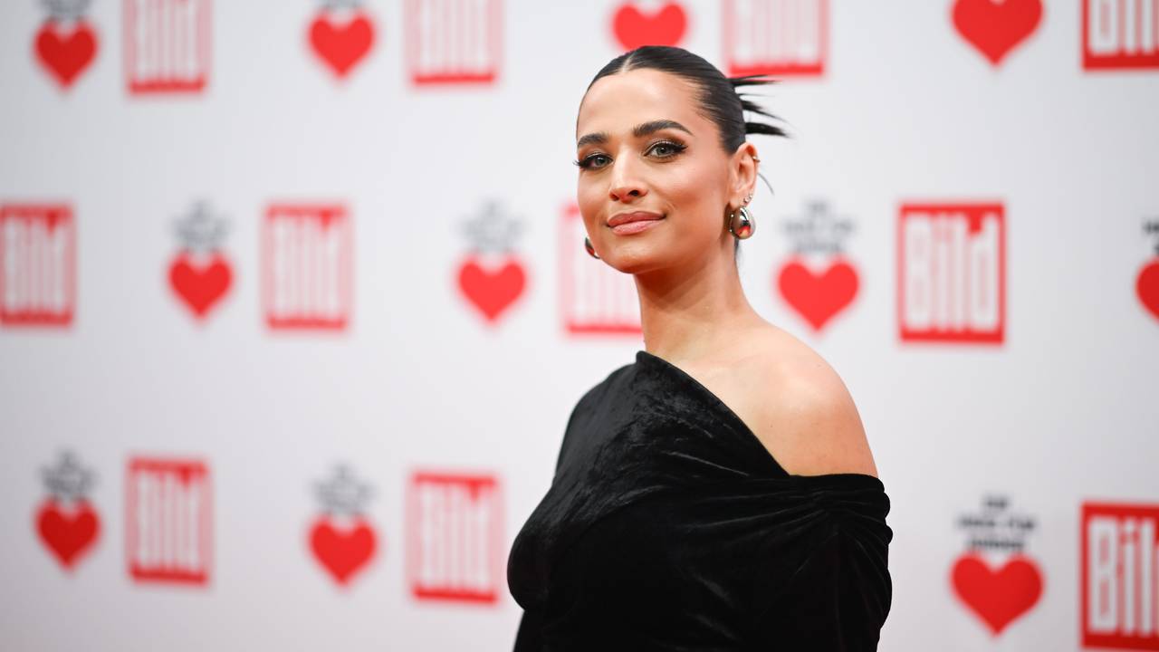 Amira Pocher, Moderatorin, steht auf dem Roten Teppich der TV-Spendengala „Ein Herz für Kinder“, hier im Dezember 2023 in Berlin.