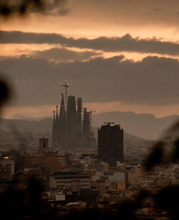 Blick auf die Sagrada Familia in der Morgendämmerung, hier im August 2023 in Barcelona.